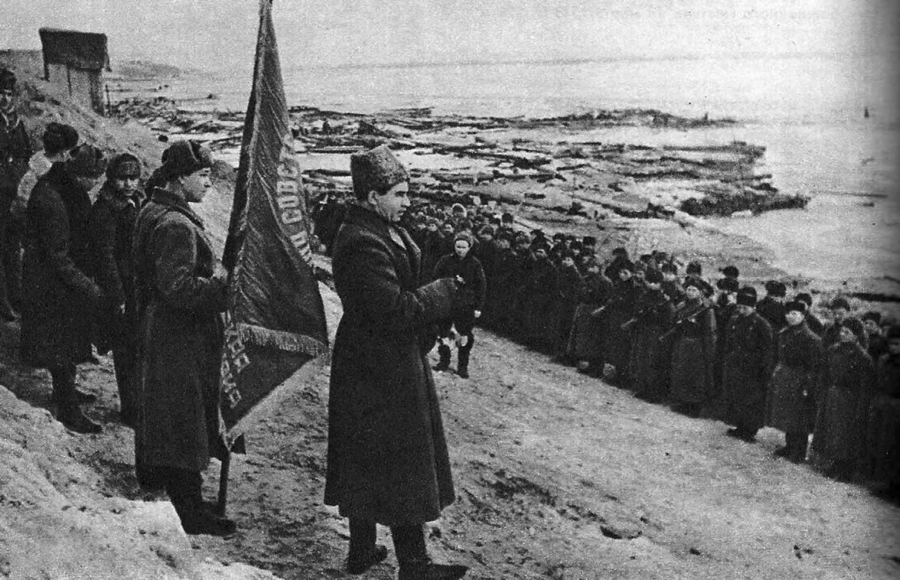 Chuikov memberikan penghargaan kepada Divisi Senapan Pengawal ke-39 di Stalingrad.