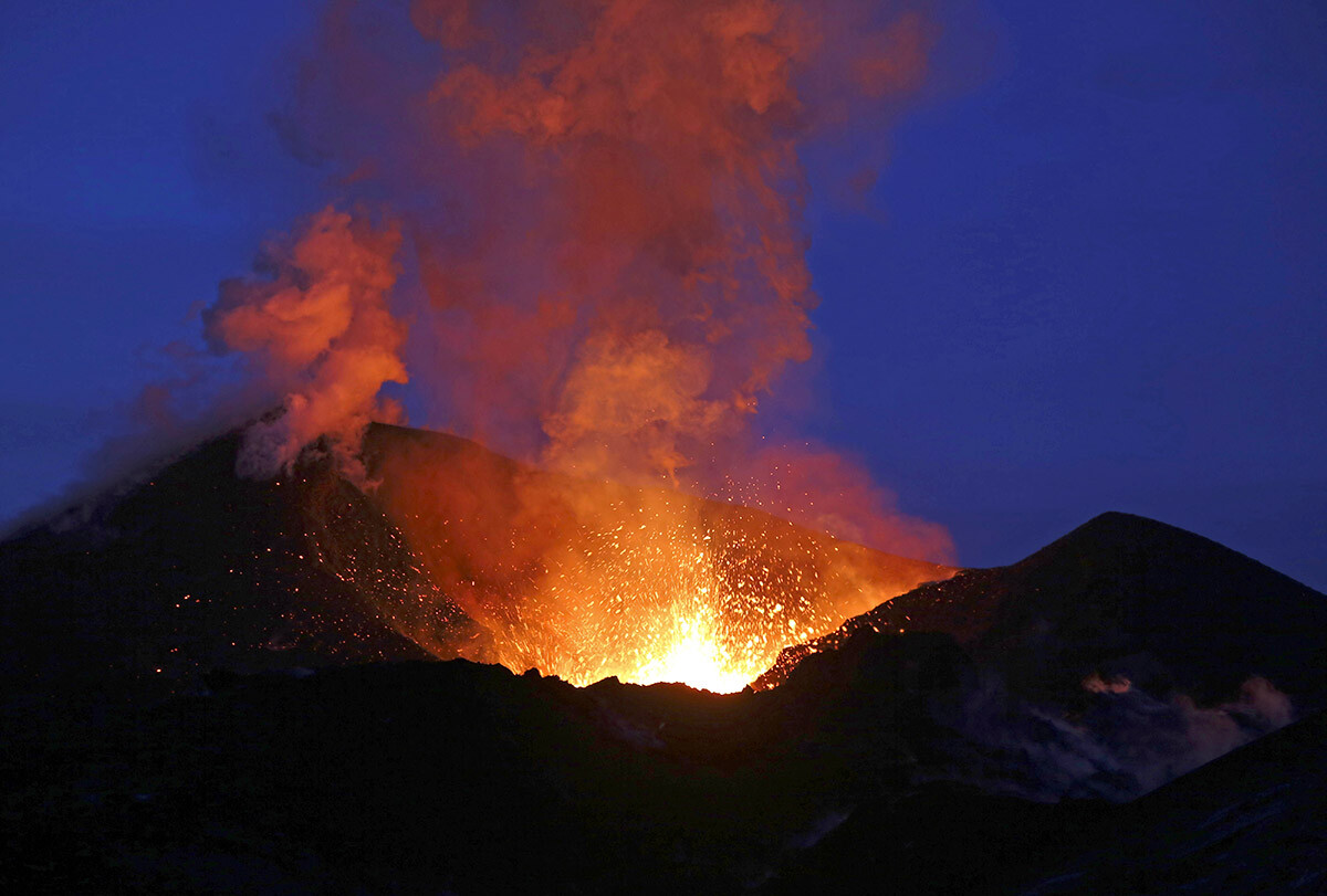 Извержение побочного прорыва вулкана Плоский Толбачик на Камчатке. 