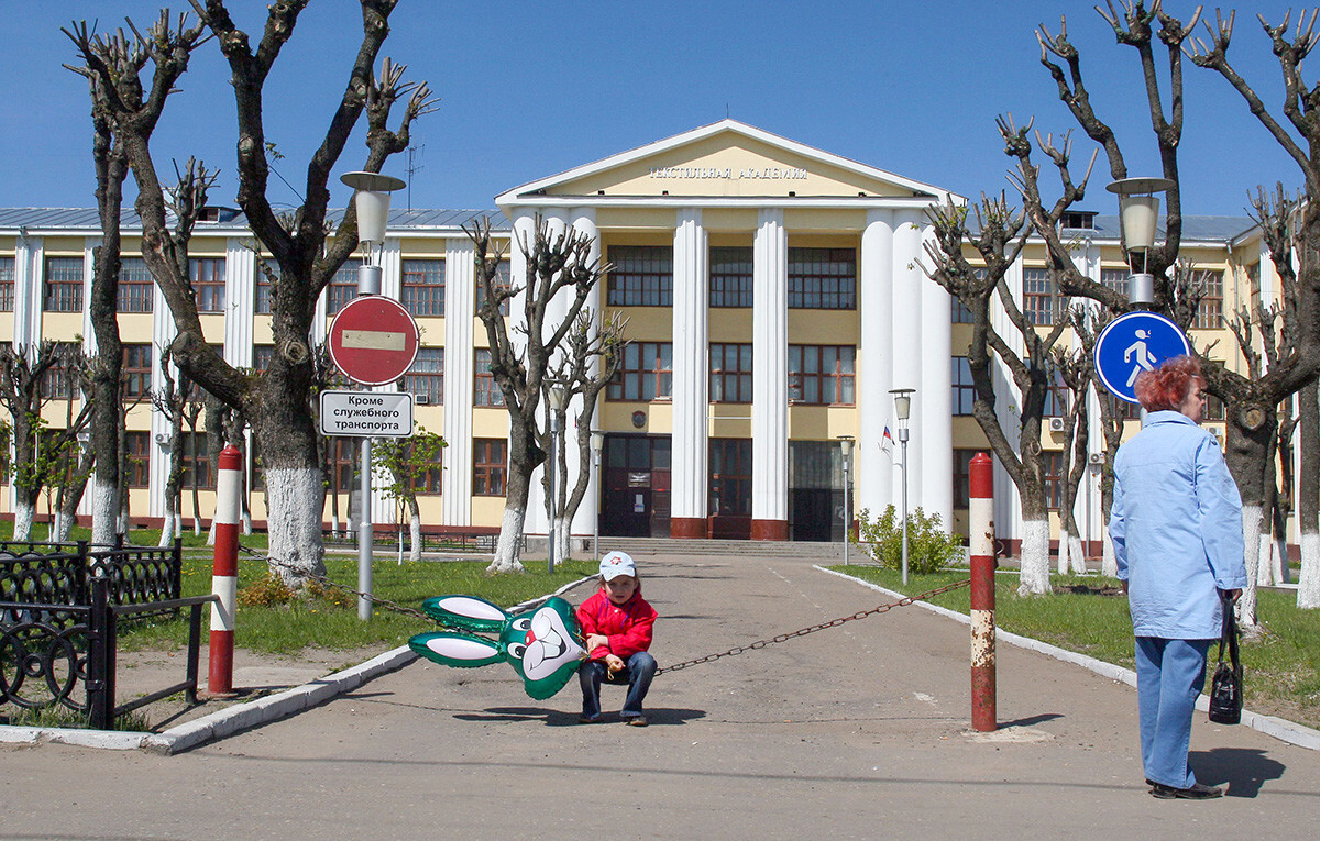 Institut Tekstil di Ivanovo.