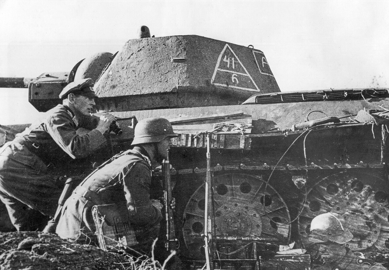 Немачка патрола иза совјетског тенка током офанзивних борби за Стаљинград, октобар 1942.