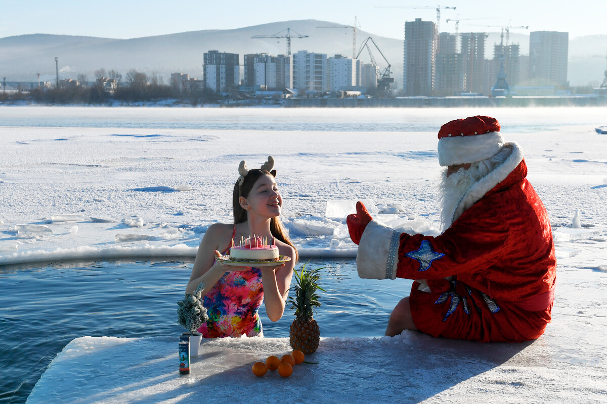 Une participante du centre régional de natation en eau froide Megapolious nage dans le fleuve Enisseï à Krasnoïarsk le 3 janvier 2023.