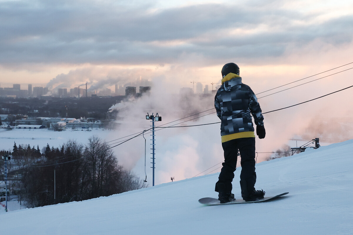 Snowboarding im Westen Moskaus, auf den Krylatskije-Hügeln.