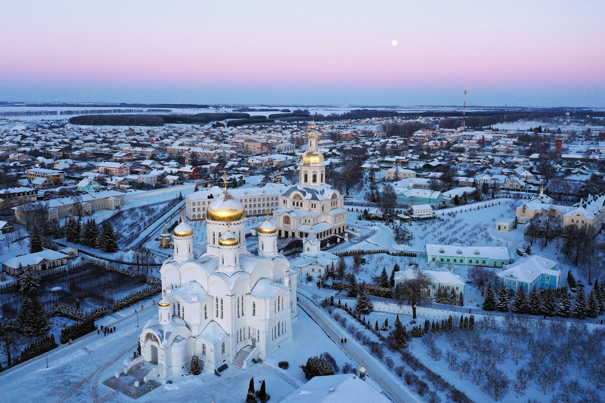 Village de Diveïevo, région de Nijni Novgorod. Vue de la cathédrale de la Transfiguration de la Sainte-Trinité du couvent Serafimo-Diveïevo