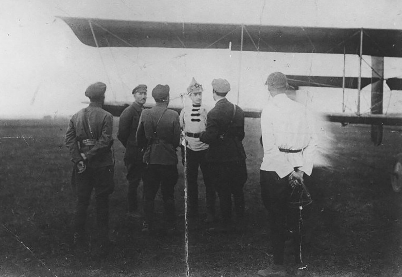 Командант трупа за ликвидацију учесника Тамбовског устанка Михаил Тухачевски са пилотима.