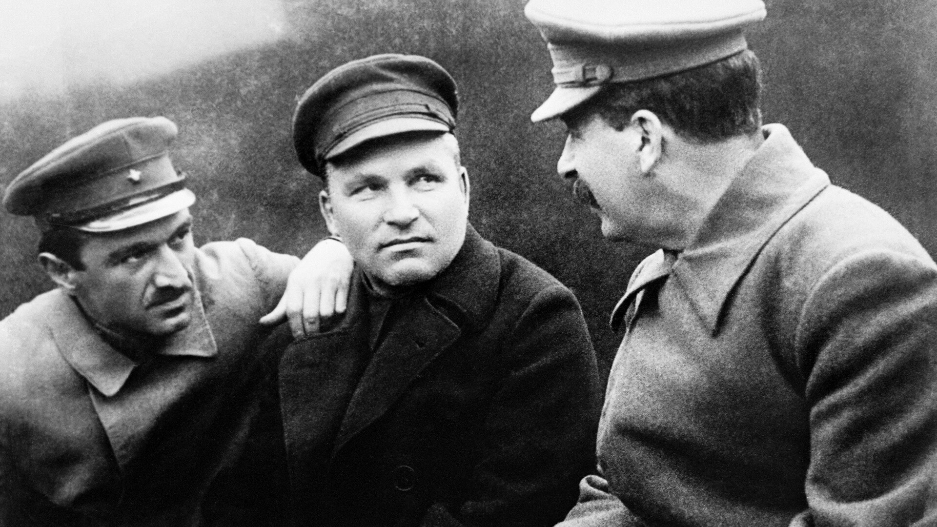 Los líderes del Partido y la Unión Soviética Anastás Mikoián, Serguéi Kirov y Iósif Stalin (de izquierda a derecha) en conversación