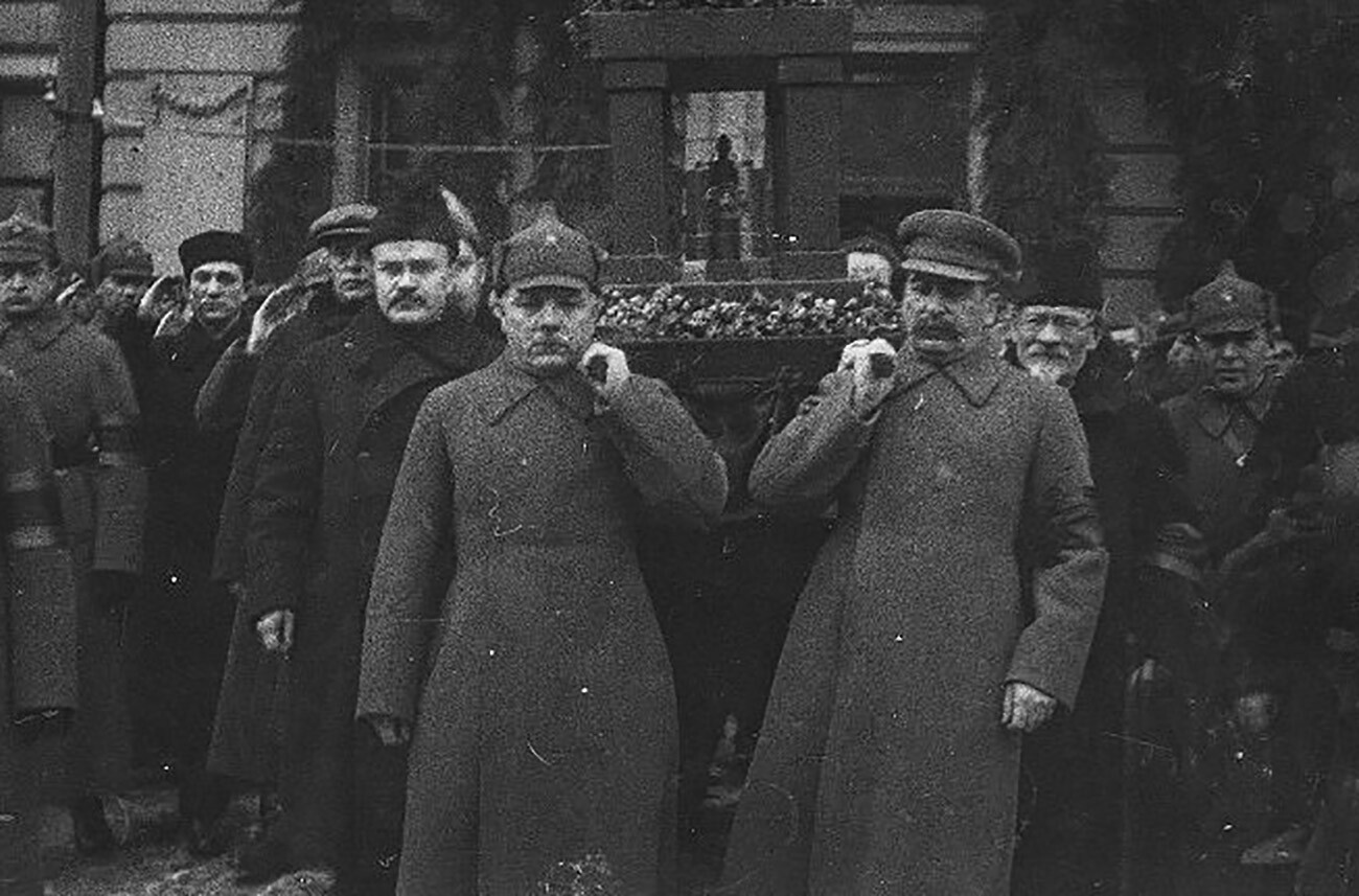 Iósif Stalin y sus acompañantes en la ceremonia fúnebre. Funeral de Serguéi Kírov