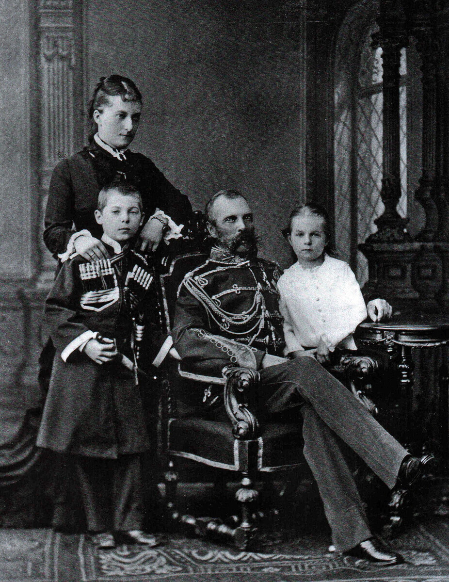 Царот Александар II, Екатерина Долгорукова и нивните деца Георгиј и Олга, околу 1870.

