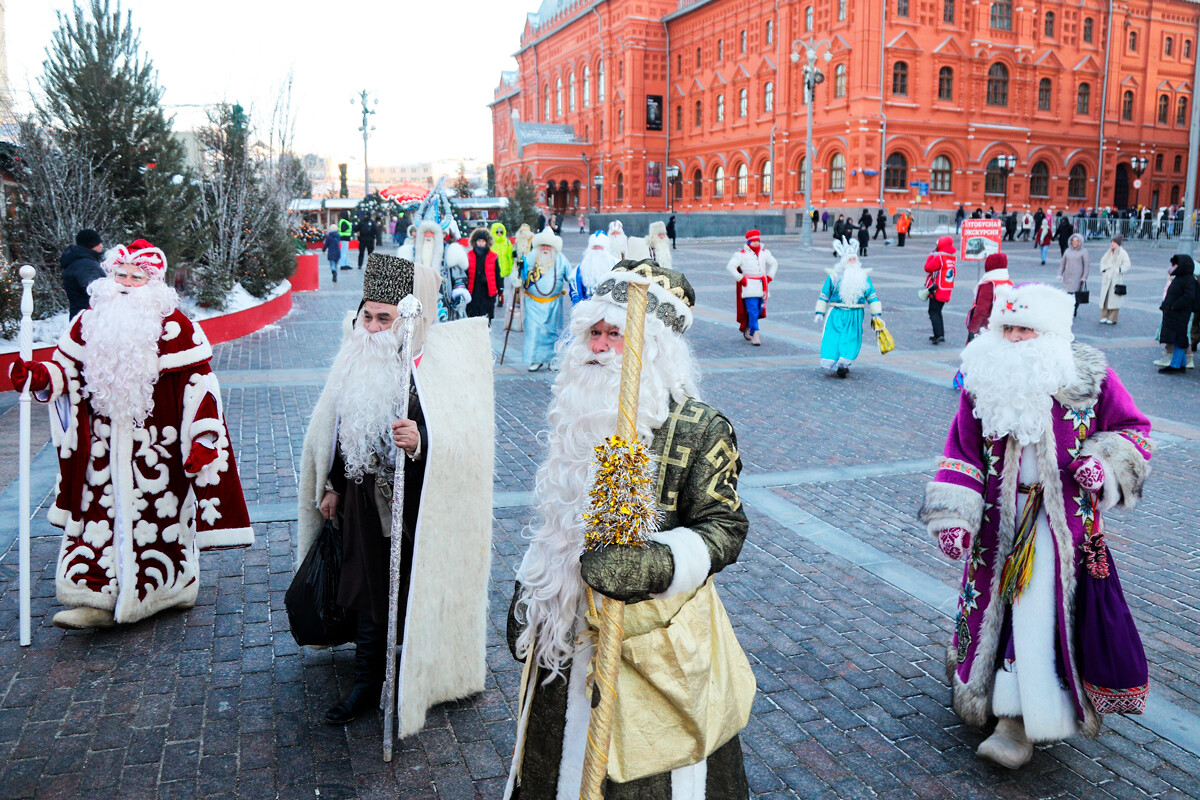 Babbi Natale in centro a Mosca
