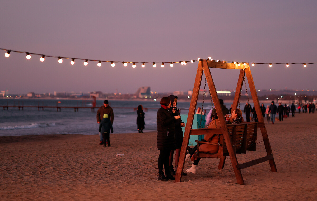 Počitek na novoletni lounge coni, postavljeni na plaži v Anapi 2. januarja