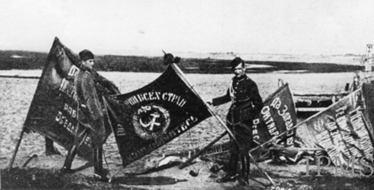 Soldados poloneses exibem bandeiras do Exército Vermelho capturadas durante a Batalha de Varsóvia.