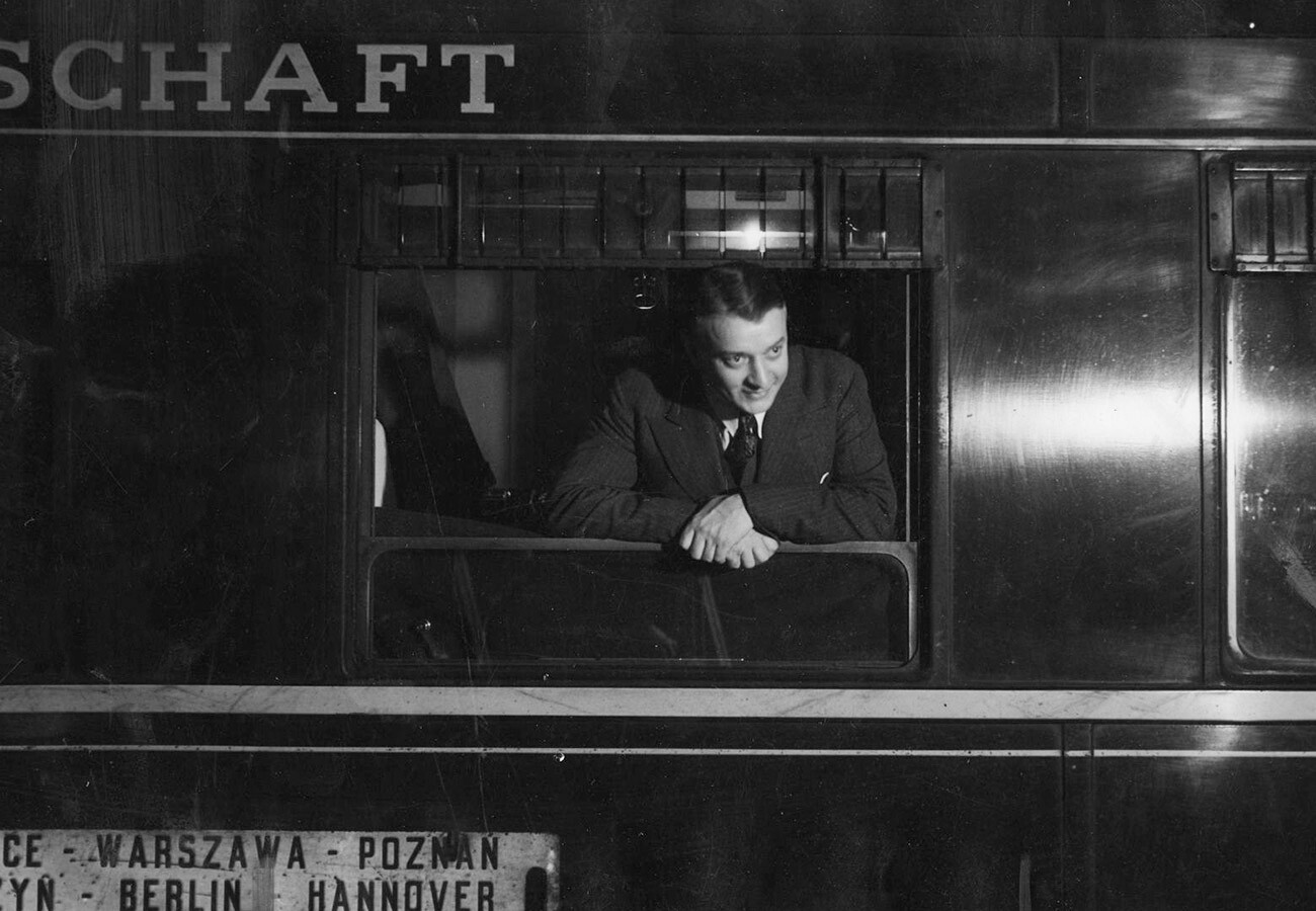 Tukhachevsky na estação de Varsóvia rumo a Londres em 1936.