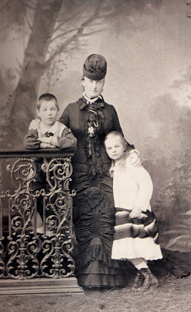 Jekaterina Mihajlovna Jurjevska (Dolgorukova) s sinom Georgijem in hčerko Olgo. 1881-1883 