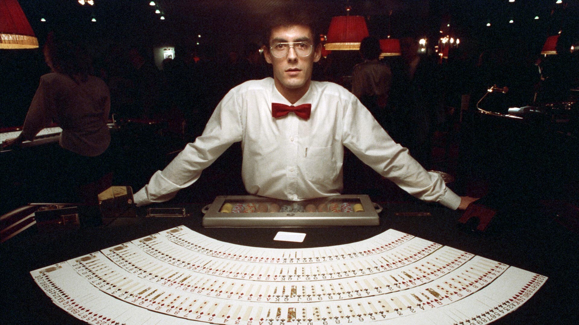 Un croupier de un casino esperando a los clientes.