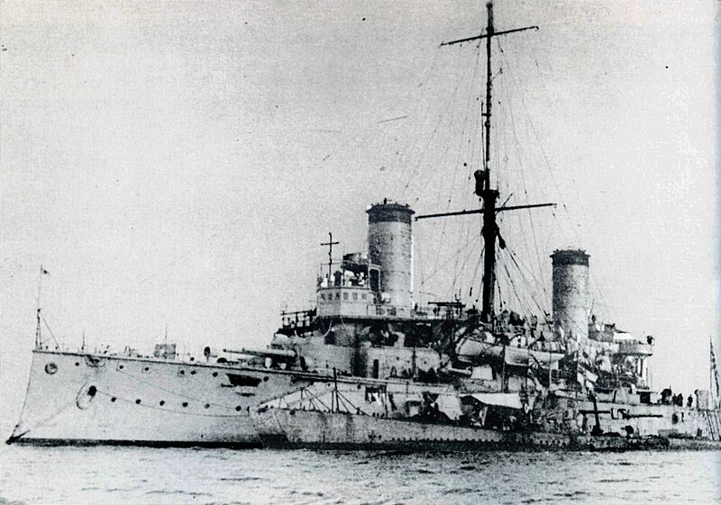 El ‘Nishin’ (ex Bernardino Rivadavia) junto al submarino alemán UC-90 capturado