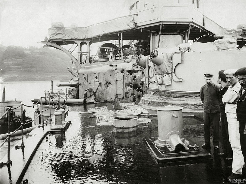 Foto de los daños sufridos por el crucero blindado japonés Nisshin (ex Bernardino Rivadavia) tras la explosión de uno de sus cañones durante la batalla de Tsushima en mayo de 1905. La explosión hirió al futuro almirante Isoroku Yamamoto. 

