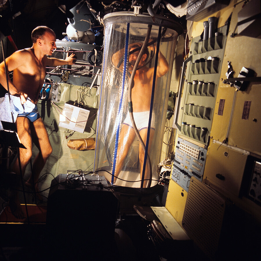 Les cosmonautes Anatoli Berezovoï (à droite) et Valentin Lebedev prenant une douche à bord de la station Saliout 7, 1982