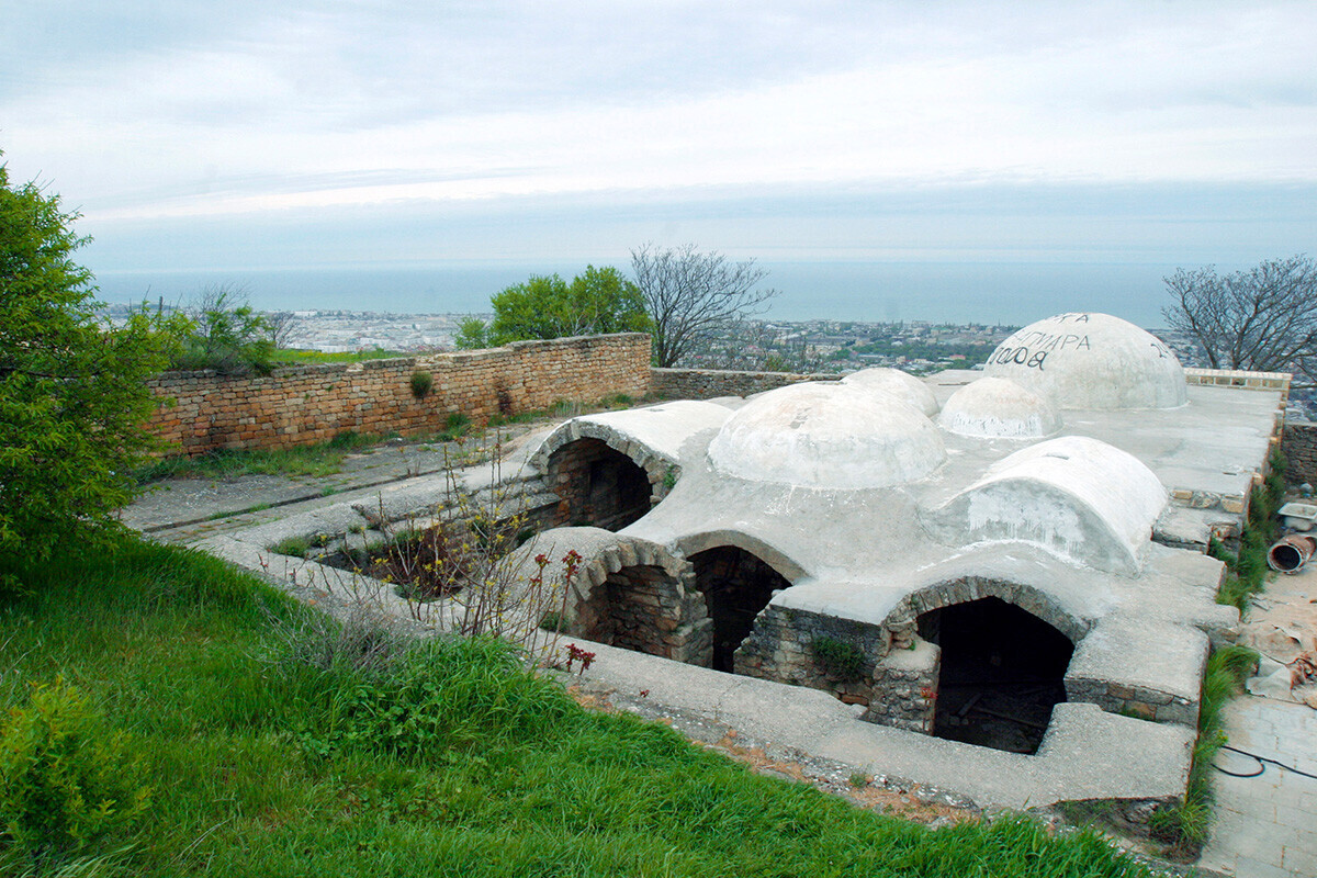 Ruines du Bania du Khan, datant des XVII-XVIII, dans la forteresse de Naryn-Kala, à Derbent
