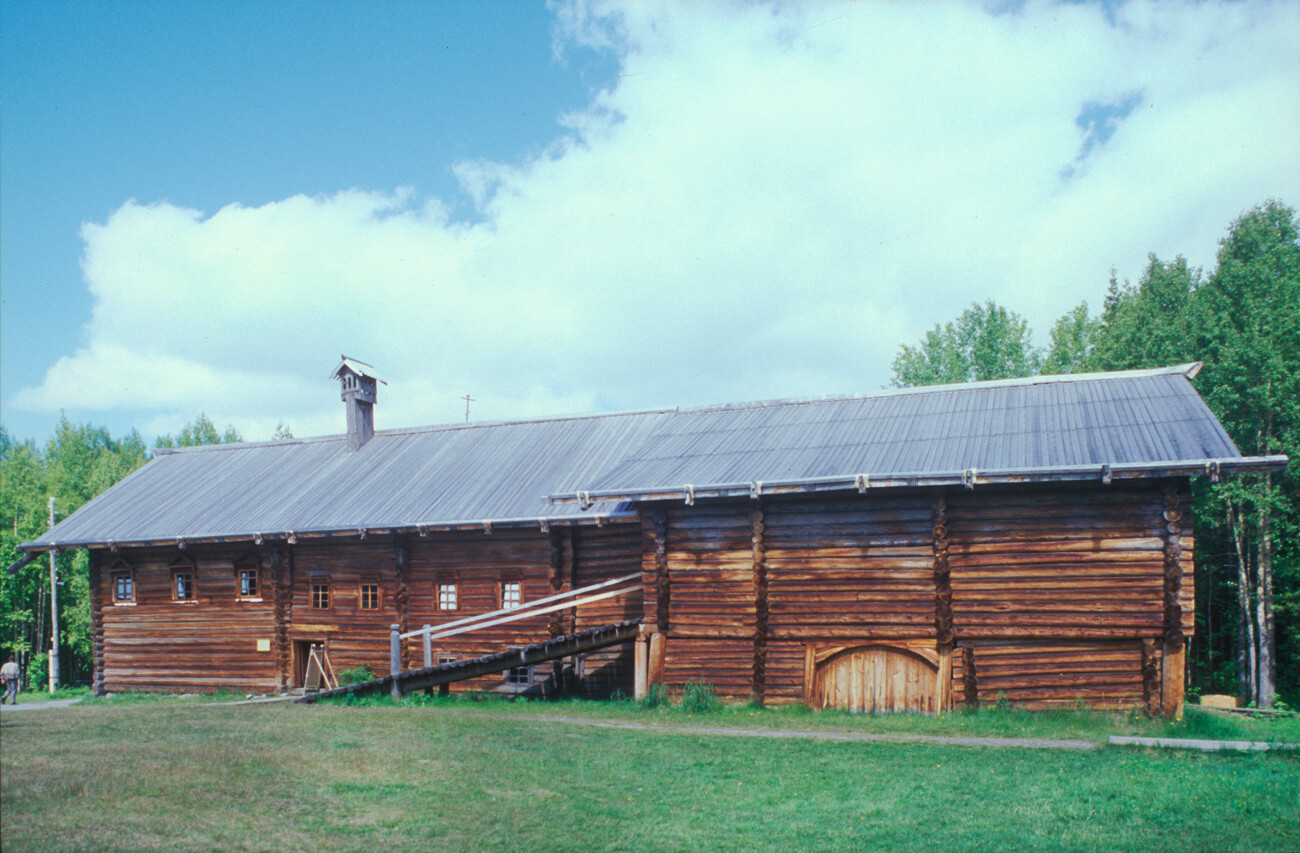 Popov house from Pogost village, Kargopol District. Barn attached at back with ramp leading up to hay & implement storage. June 21, 2003