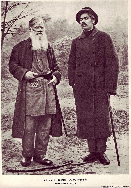 Gorki junto a Tolstói