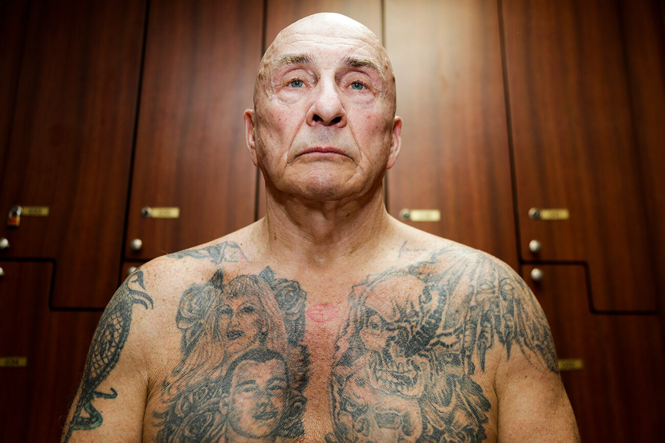 El jefe de la mafia Borís Nayfeld posa para una foto en los Baños Rusos
