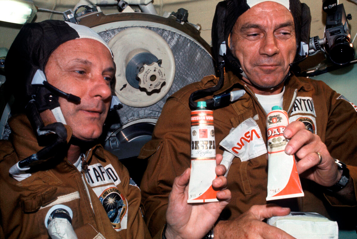 Les astronautes Thomas Stafford et Donald Slayton tiennent des tubes de nourriture spatiale soviétique pendant la mission conjointe Apollo-Soyouz. Les tubes contiennent du bortsch, mais des étiquettes de vodka ont été collées dessus. C'est la façon dont les équipages se portaient un toast.