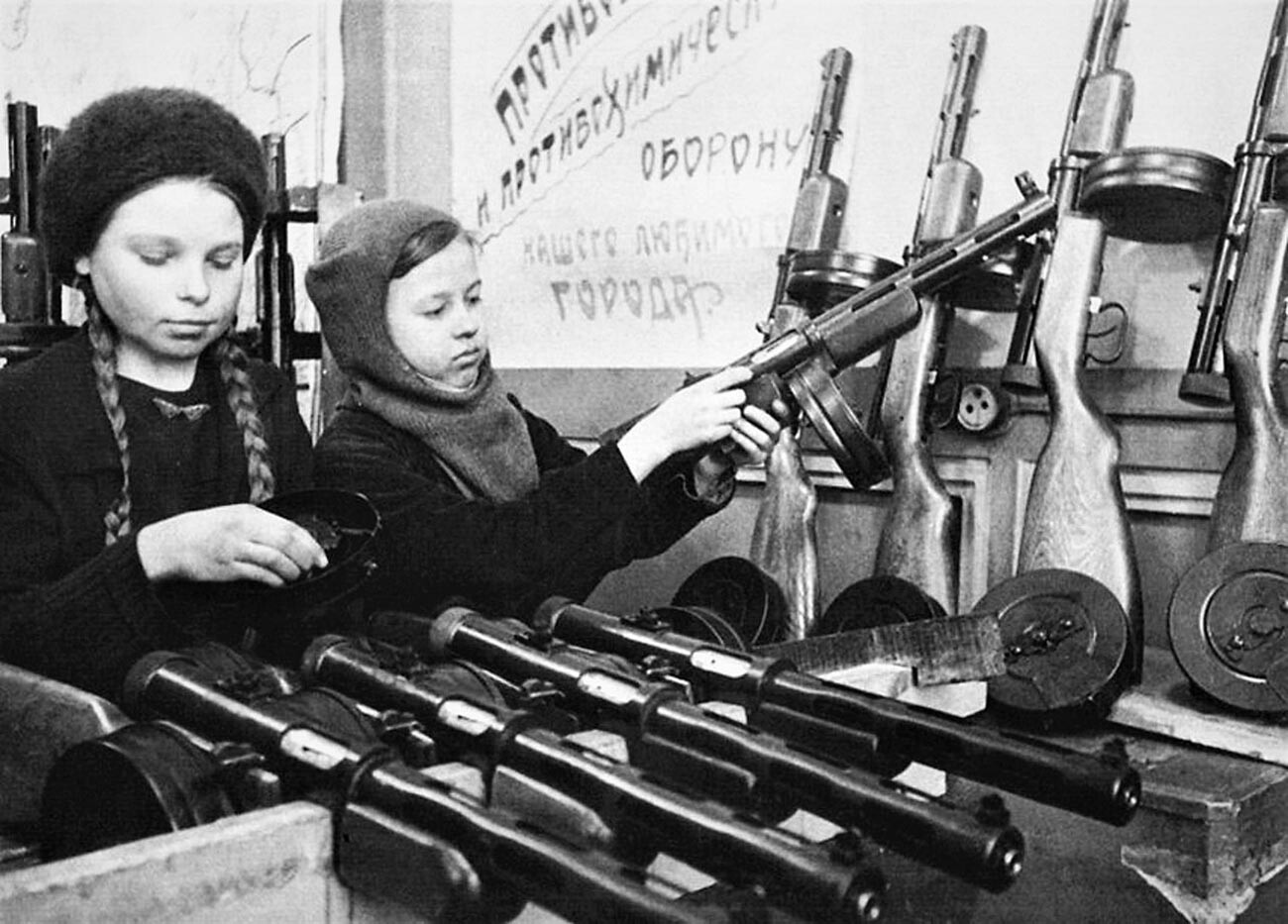 Nina Nikolaïeva et Valia Volkova assemblant des pistolets-mitrailleurs Degtiarev