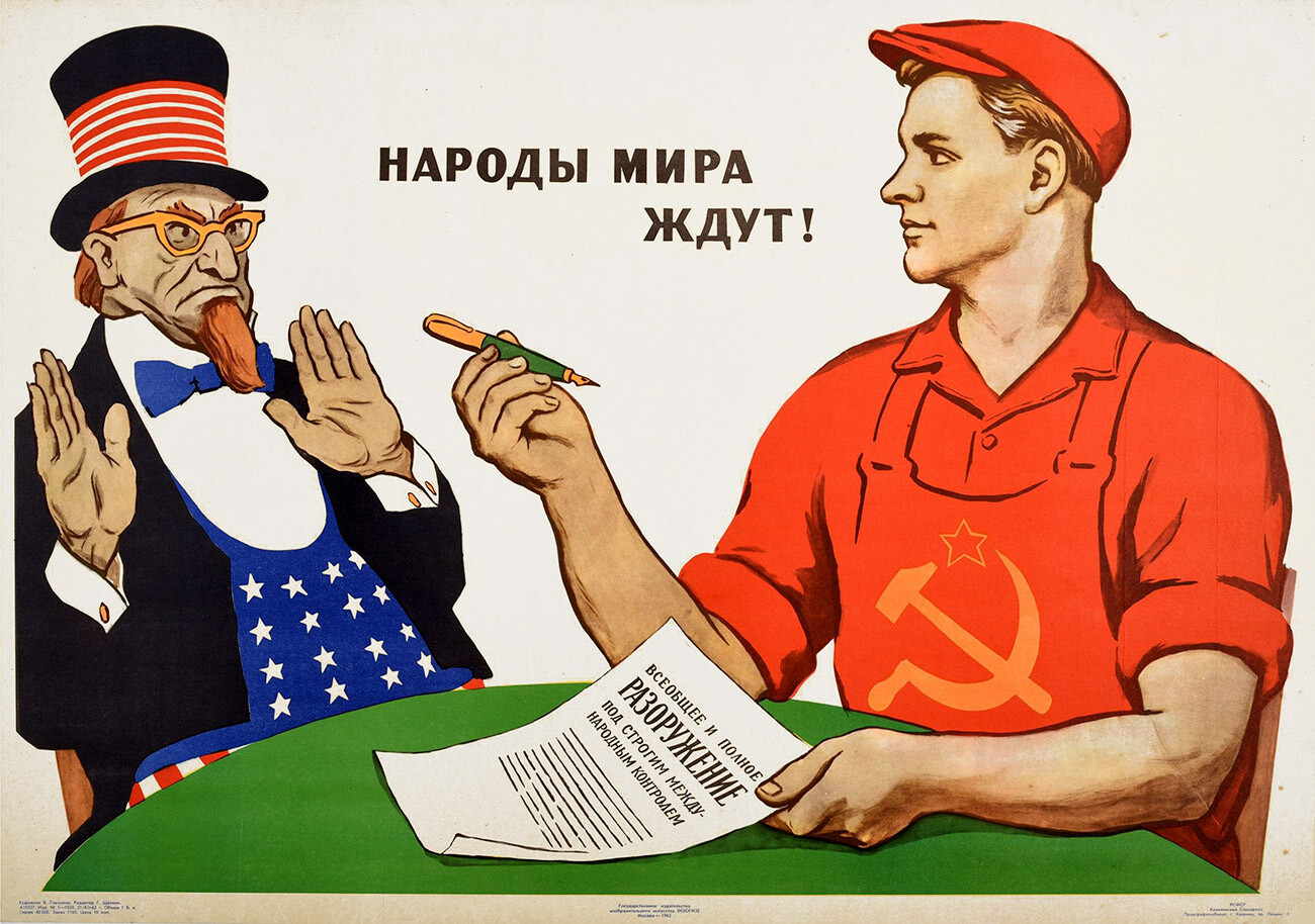 « Les peuples du monde attendent » dit cette affiche de propagande soviétique sur laquelle l’on voit un communiste tendre à un impérialiste un stylo en vue de la signature d’un traité de désarmement complet. 