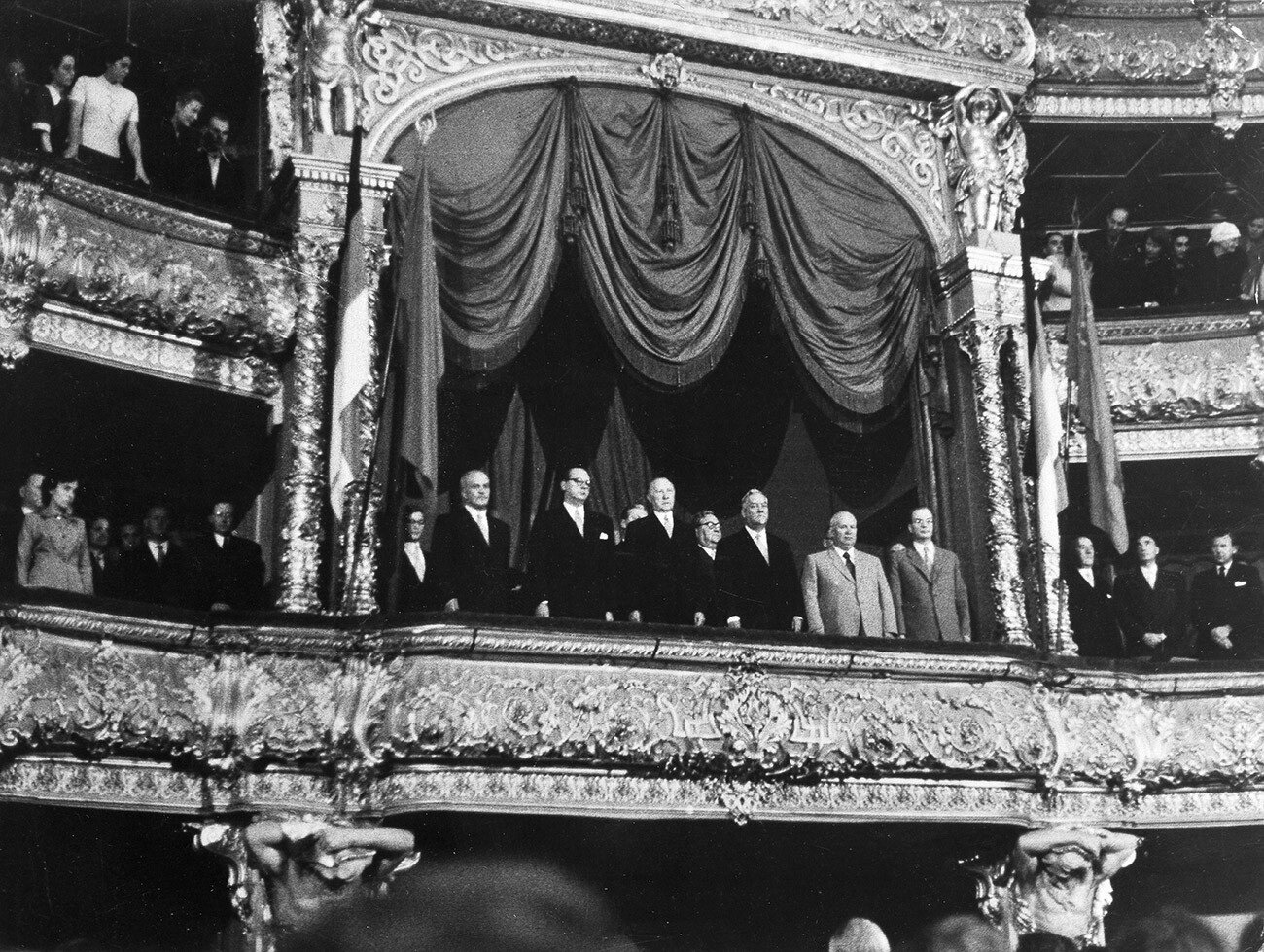 Zu Ehren der deutschen Delegation findet im Moskauer Bolschoi-Theater eine Aufführung des Balletts „Romeo und Julia“ von Sergej Prokofjew statt. In der Ehrenloge v.l.n.r.: Wjatscheslaw Molotow, Heinrich von Brentano, Konrad Adenauer, Nikolai Bulganin und Nikita Chruschtschow.