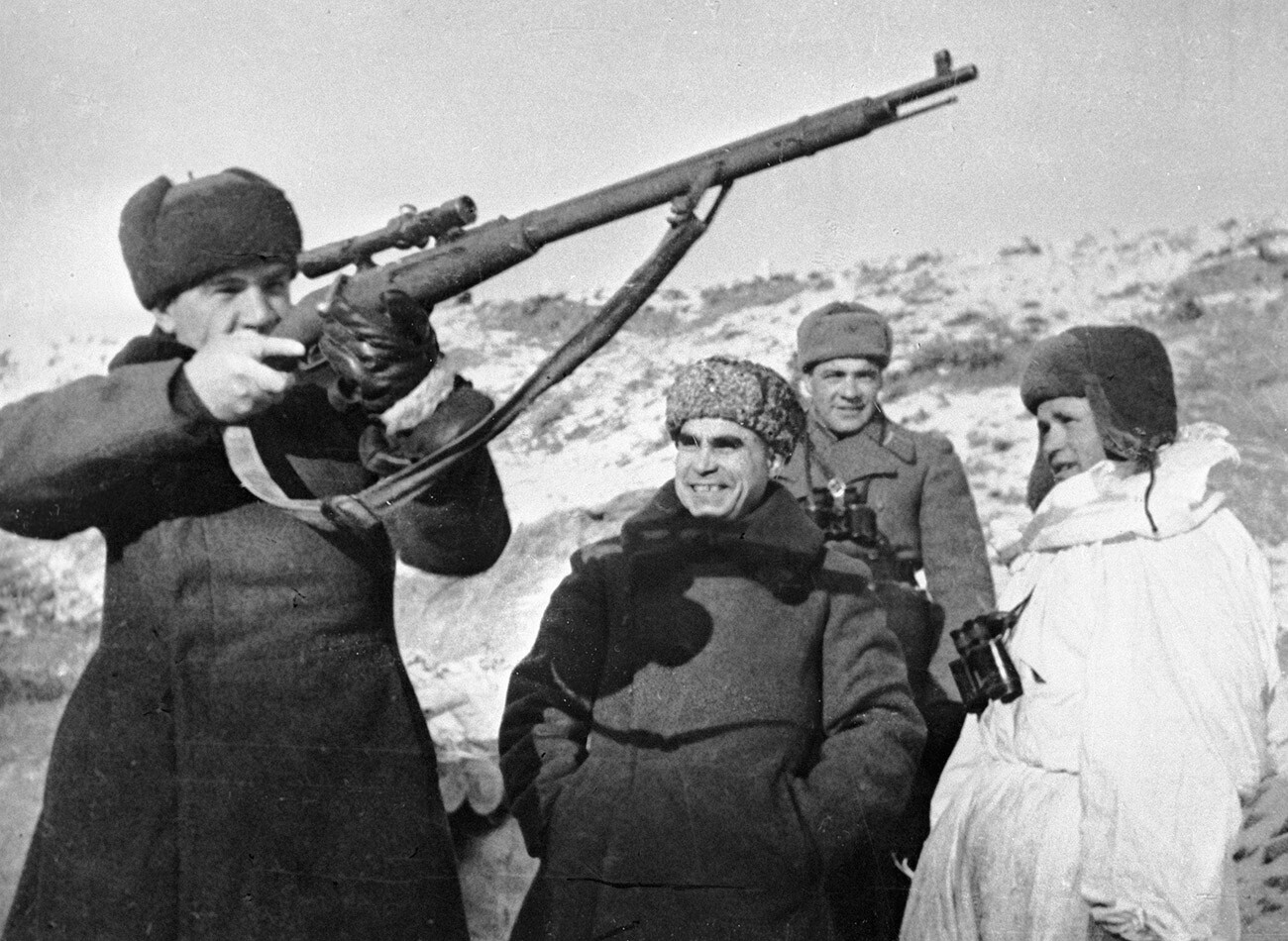 Wassilij Tschuikow testet das Scharfschützengewehr von Wassilij Saizew.
