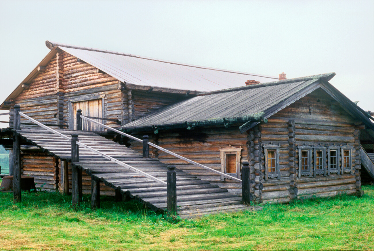 Maison Limonnikov, du village de Iolkino, région de Mezen. L’accès mène à la grange supérieure située à l’arrière de la maison. La petite habitation à droite (« zimnik ») était utilisée pendant l’hiver pour conserver la chaleur
