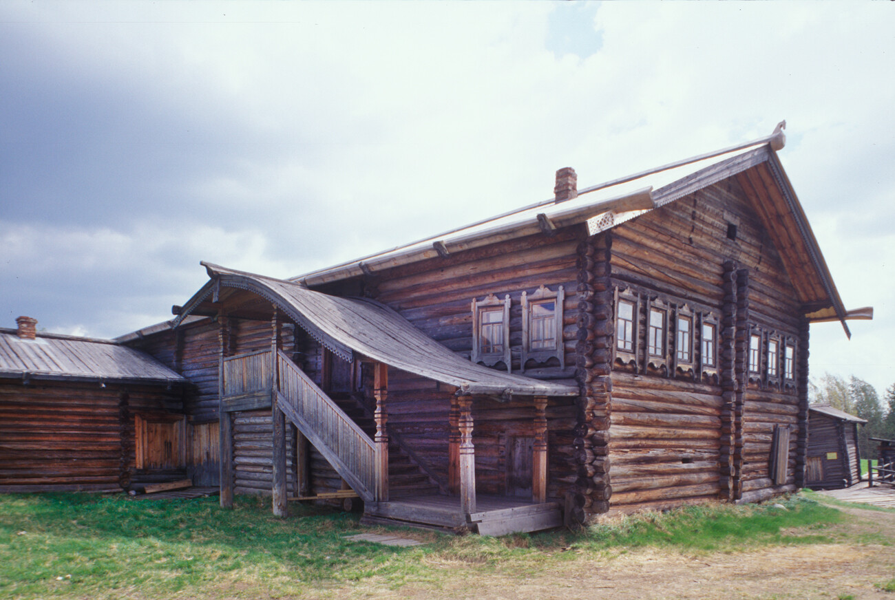 Maison Limonnikov, du village de Iolkino, région de Mezen. Vue de face avec « zimnik » à l’extrême gauche