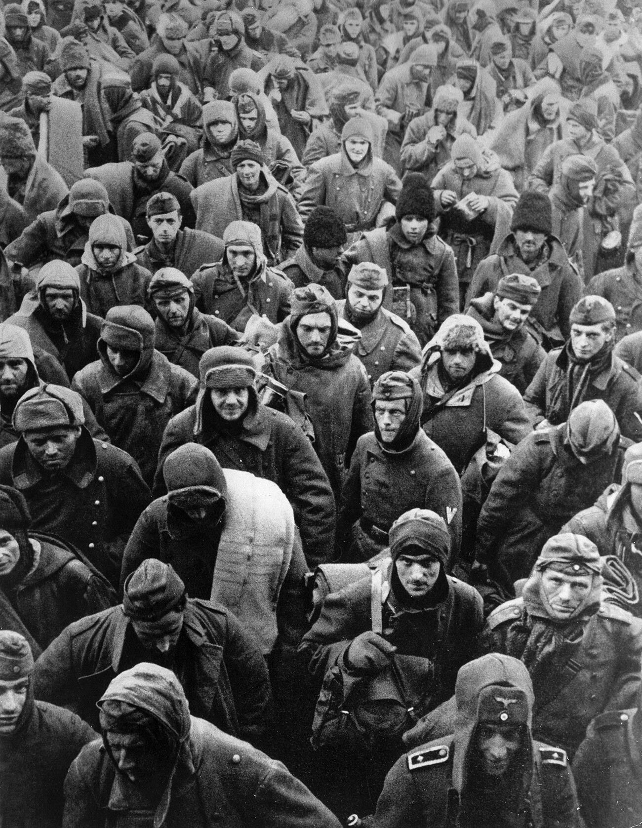 Deutsche Soldaten nach ihrer Kapitulation vor den sowjetischen Truppen nach der Schlacht von Stalingrad im Zweiten Weltkrieg, 31. Januar 1943.