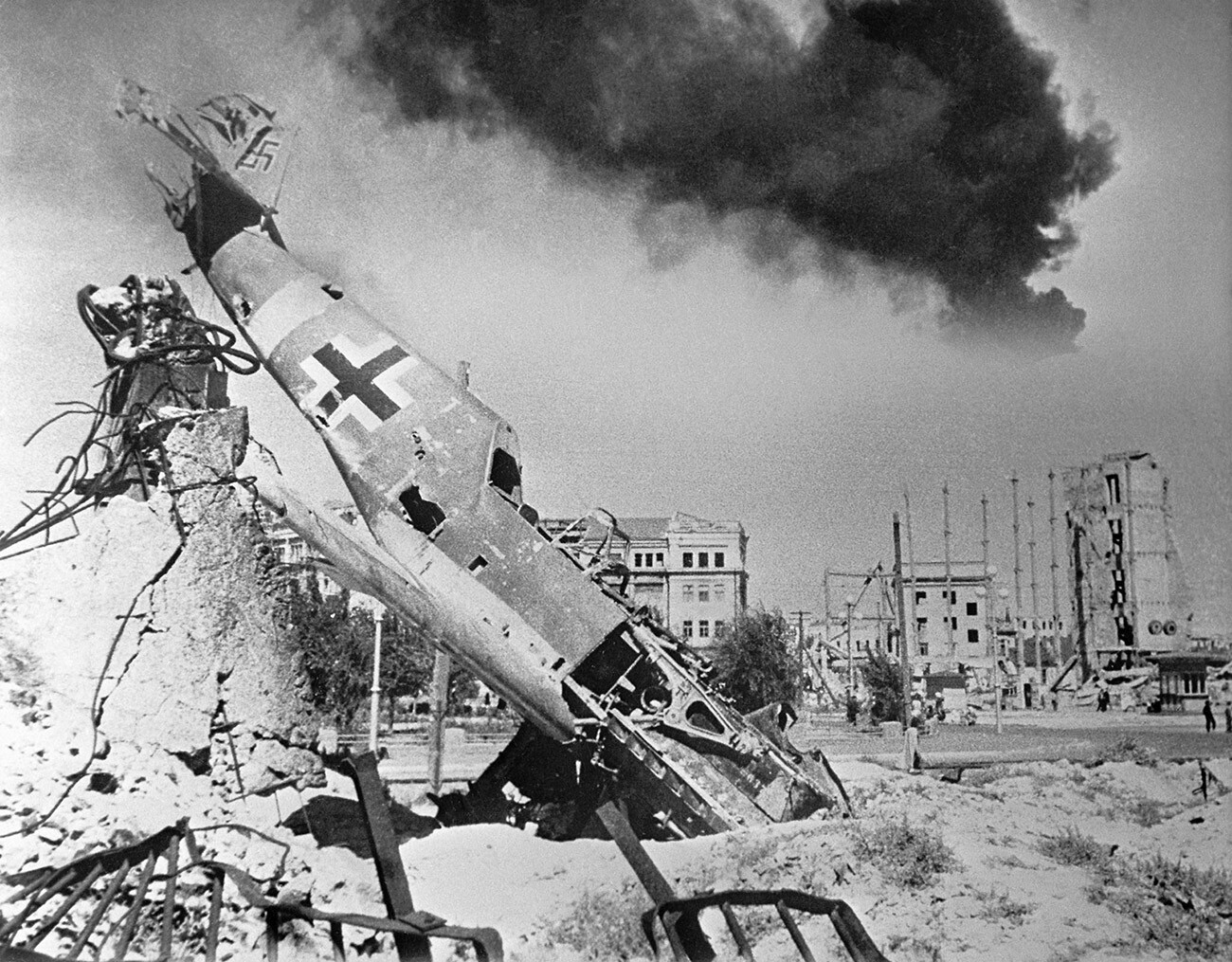 Ein abgeschossenes deutsches Jagdflugzeug (Me 109) liegt inmitten der Ruinen von Stalingrad. Während der Belagerung von 1942 bis 1943 kam es zu heftigen Luftkämpfen über der Stadt.