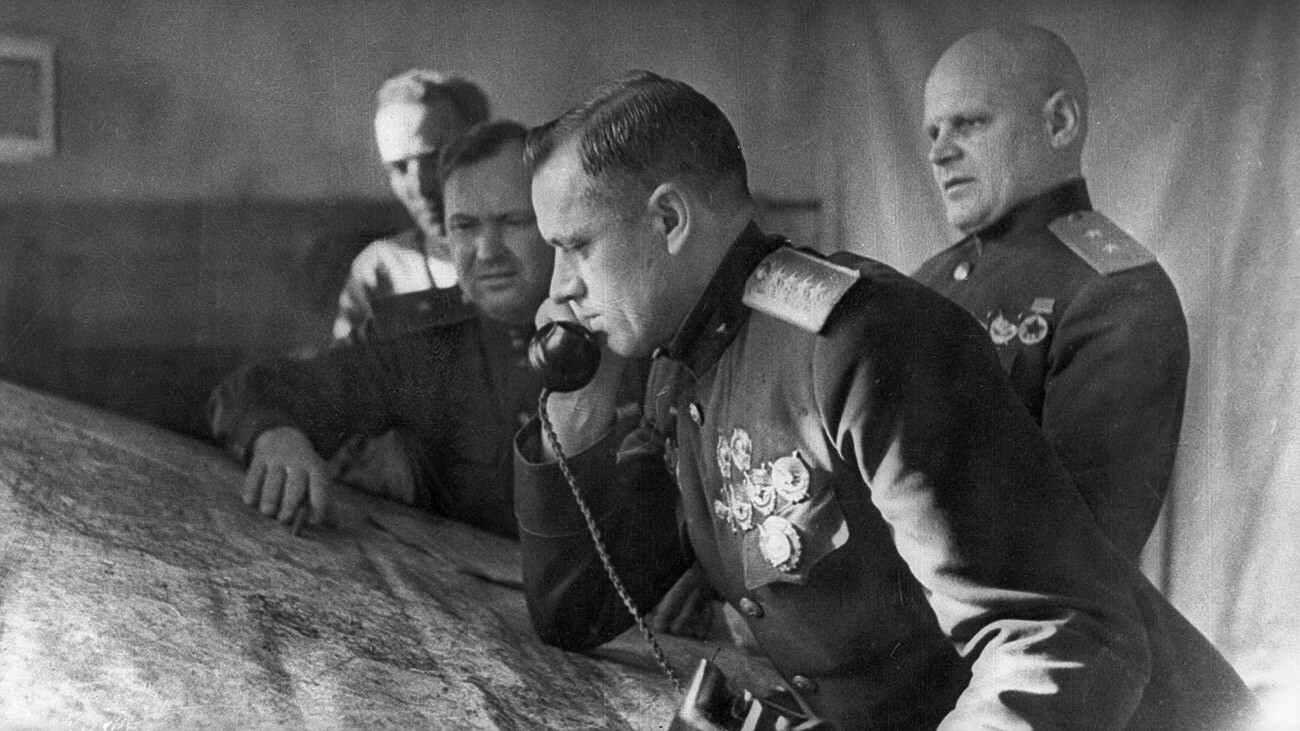 General Konstantin Rokossowskij, Befehlshaber der ersten weißrussischen Front, am Telefon vor der Schlacht um Stalingrad, rechts Generalleutnant Telegin, Mitglied des Militärrats der Front.