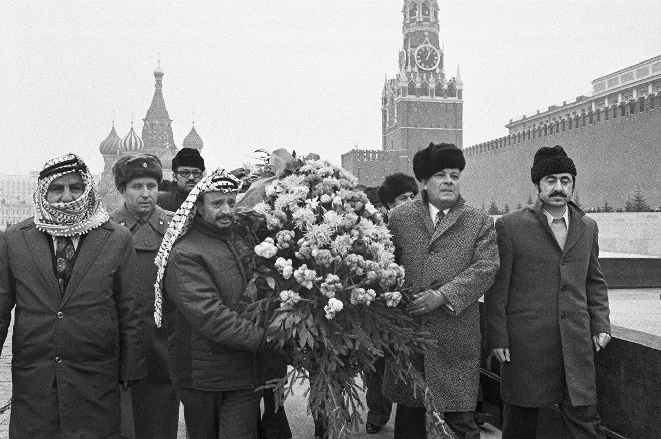 Mosca, 27 novembre 1974: la delegazione dell'Organizzazione per la Liberazione della Palestina, guidata da Yasser Arafat, durante la cerimonia di deposizione di una corona di fiori al Mausoleo di Lenin
