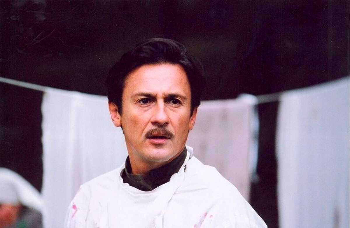 Oleg Menshikov como Jivago na adaptação russa do romance para minissérie.
