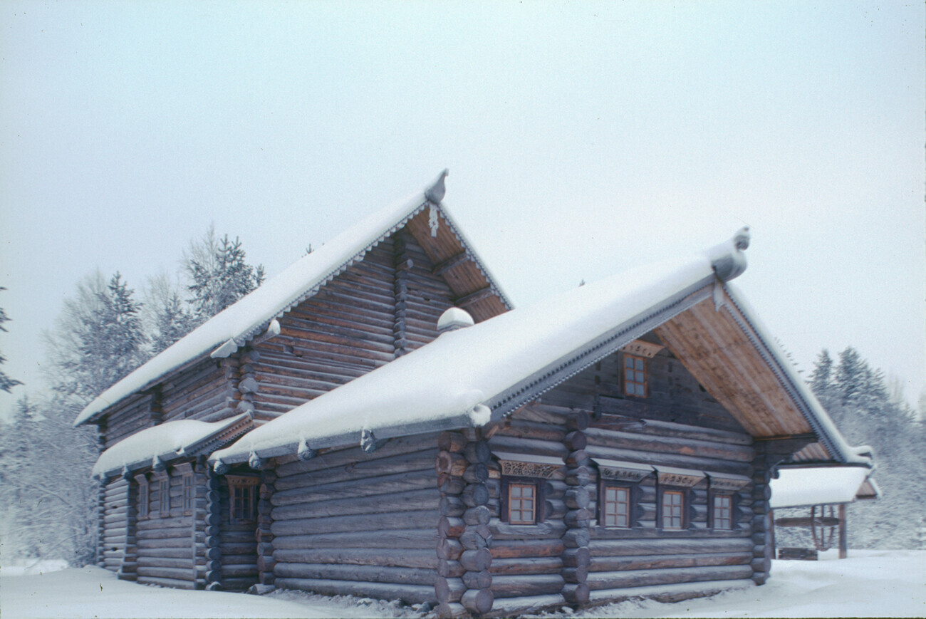 Rumah Rusinov (Pekarangan Orang Percaya Lama) dari desa Kondratyevskaya, Distrik Verkhnetoima. Contoh kepala kuda di atas tiang bubungan di kedua rumah & lumbung di belakang. 30 Desember 1998.