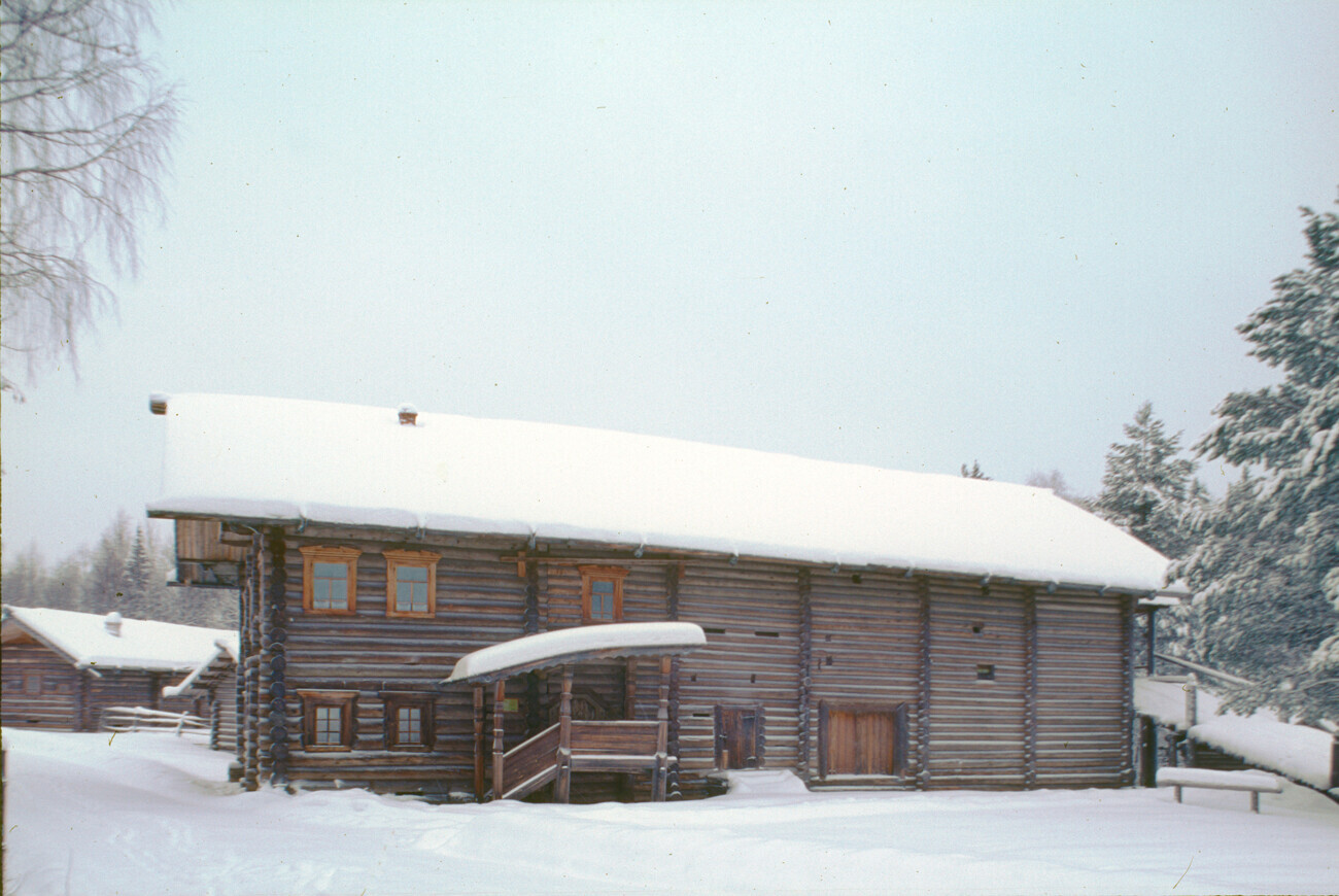 Rumah Tropin, dari desa Semushinskaya, Distrik Krasnoborsk. Teras pintu masuk di samping, dengan tanjakan ke tingkat lumbung atas di belakang. 30 Desember 1998.