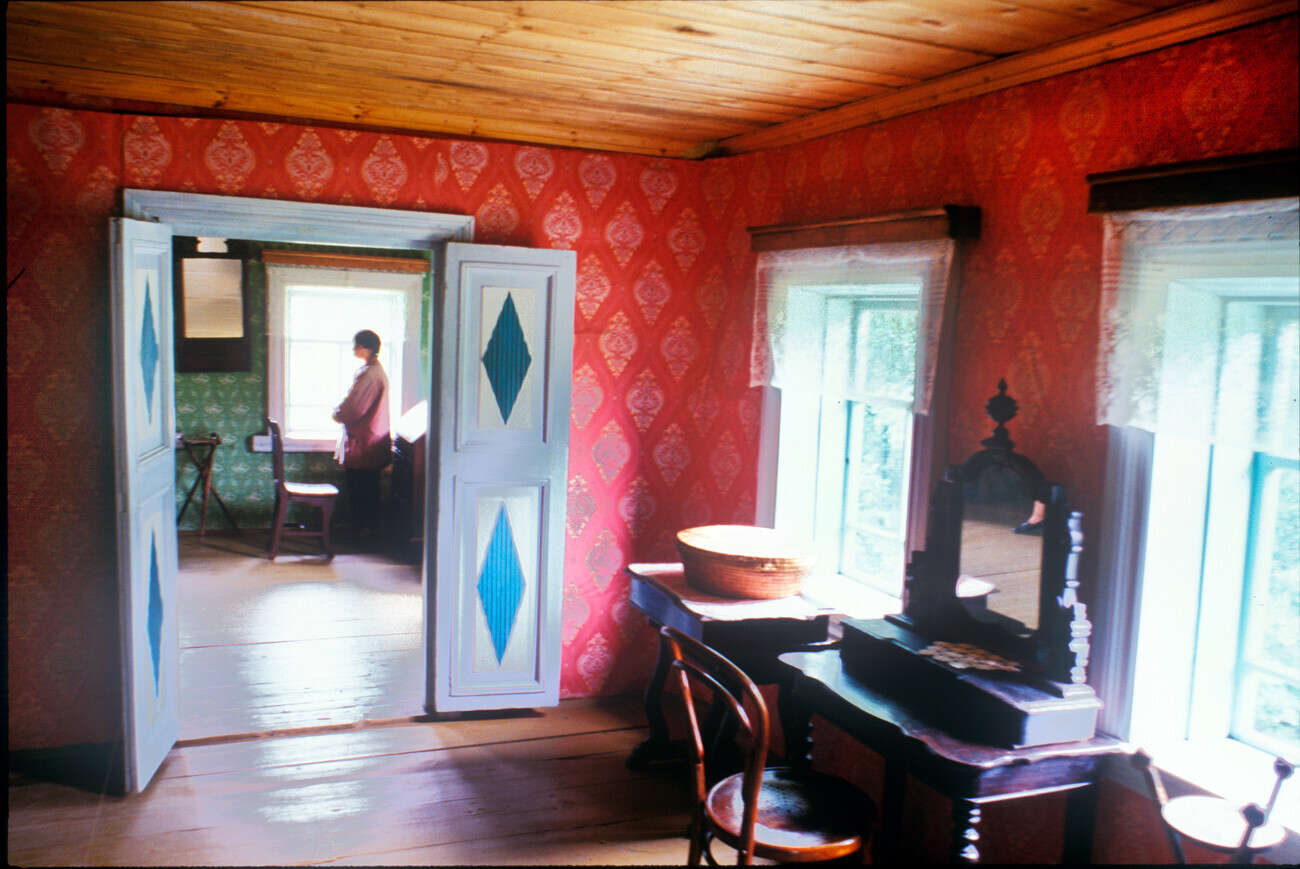 Rumah Tropin, dari desa Semushinskaya. Kamar tidur utama dilengkapi dengan barang-barang yang dibeli di toko yang dapat diakses oleh para petani makmur di daerah sepanjang Sungai Dvina Utara. 27 Juli 1998.