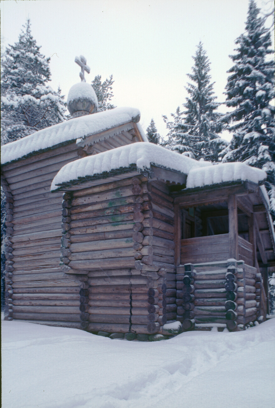 Kapel Tritunggal Mahakudus, dari desa Valtyegorskaya, Distrik Pinega. Pemandangan barat laut. 30 Desember 1998.