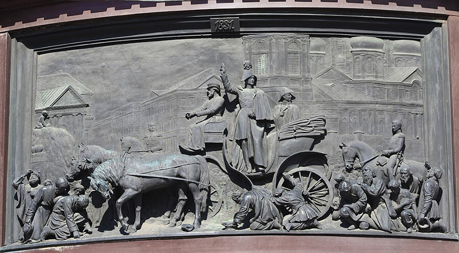 Nicolás I de Rusia sofocando una revuelta en la plaza Senaia (detalle del monumento a Nicolás I en San Petersburgo)