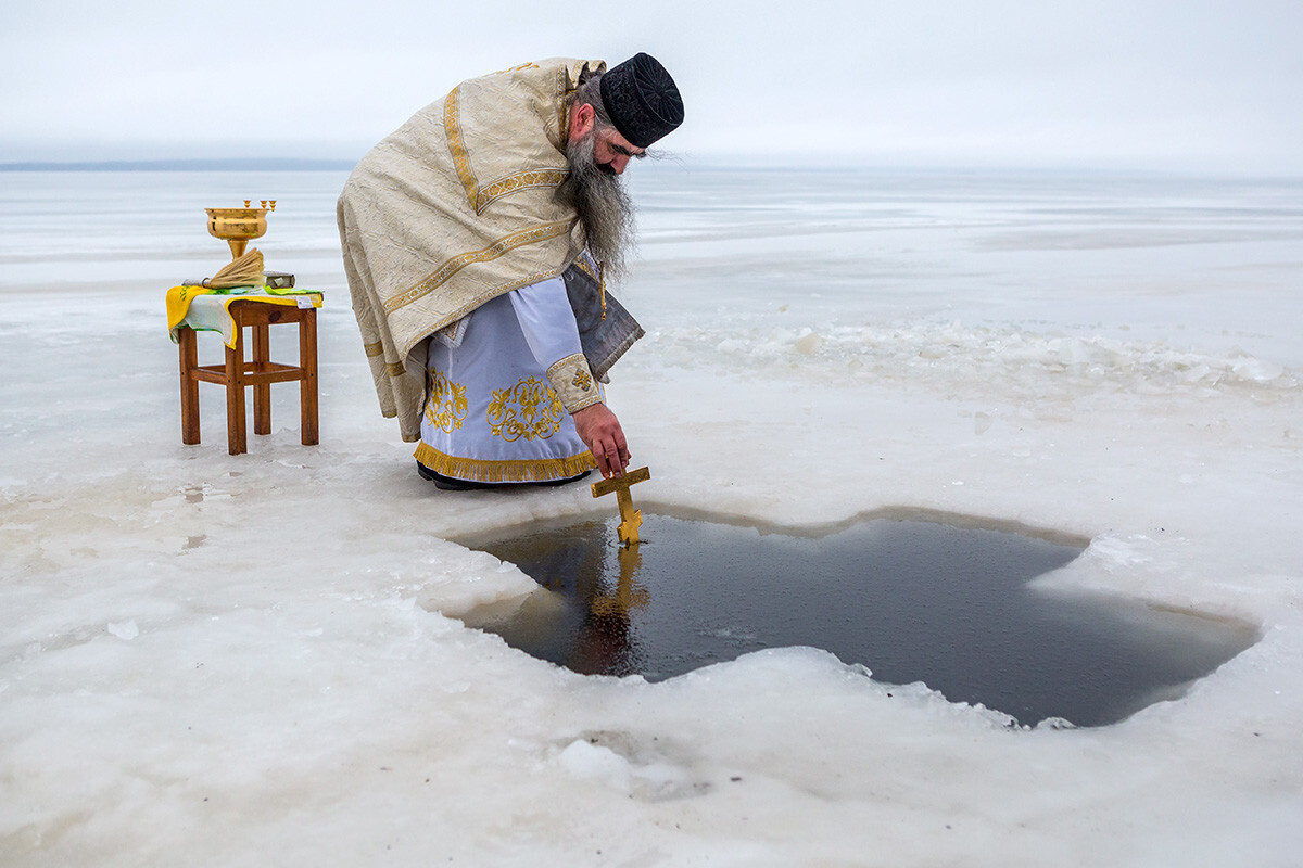 Buracos para benções são geralmente cavados nas águas congeladas de lagos perto de igrejas e mosteiros, como este “Jordão” feito na Carélia