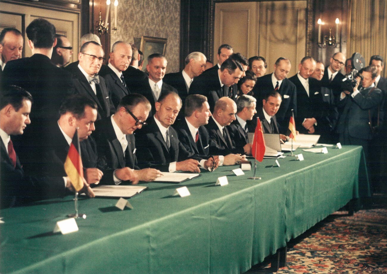 1. Februar 1970, Essen, Deutschland, Konferenzraum des Hotels Kaiserhof. Unterzeichnung des ersten Vertrags über Erdgaslieferungen aus der UdSSR an die BRD.