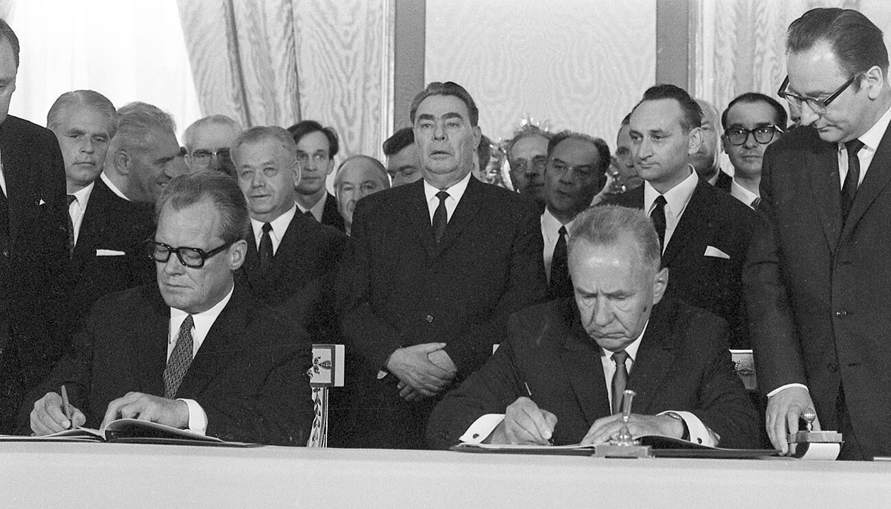 Bundeskanzler Willy Brandt und der sowjetische Ministerpräsident Alexej Kossygin unterzeichnen den Moskauer Vertrag über Gewaltlosigkeit und Zusammenarbeit zwischen der Bundesrepublik Deutschland und der Sowjetunion am 12. August 1970 im Moskauer Kreml.