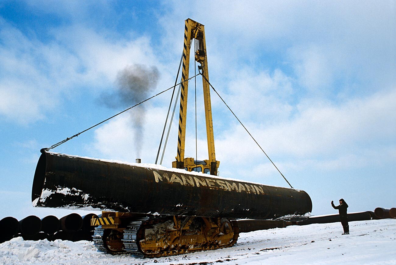 Mannesmann-Großrohre werden in einem Abschnitt der im Bau befindlichen Urengoi-Uschgorod-Gaspipeline verlegt.