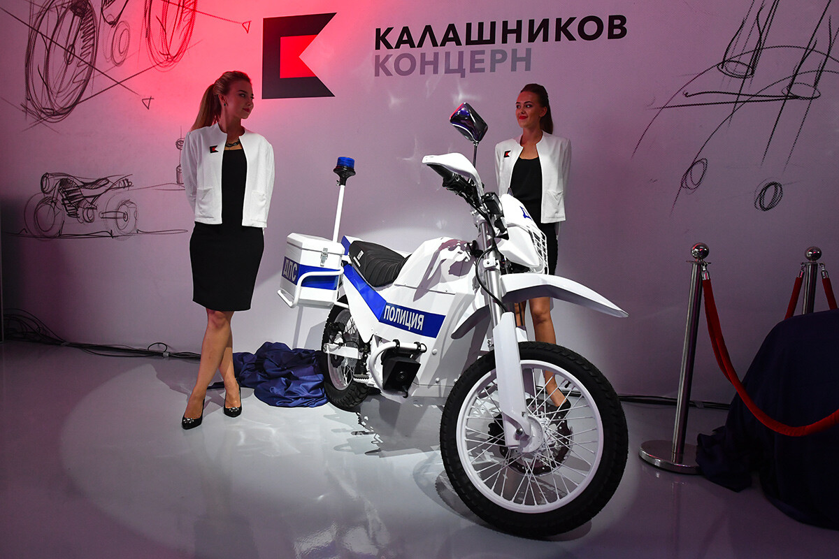 Електрични мотоцикл за јединице саобраћајне полиције концерна Калашњиков, на презентацији нових пројеката.