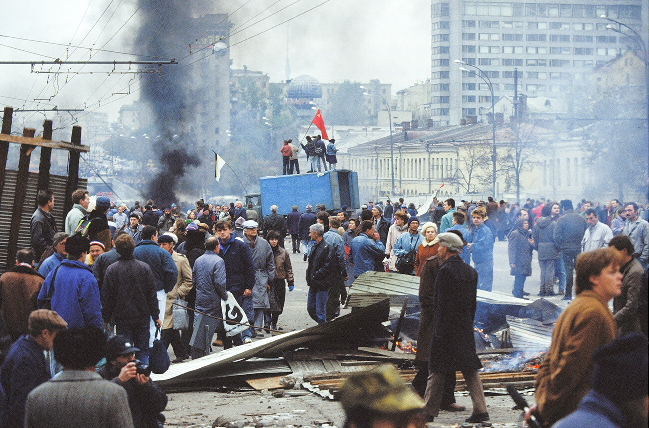 2. Oktober 1993. Politische Krise in Moskau, Russland. Von Jelzin-Gegnern errichtete Barrikaden auf der Moskauer Ringstraße.