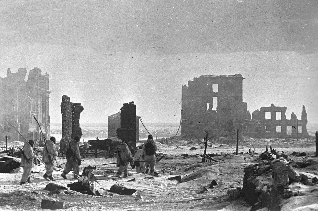 Soviet troops in the center of Stalingrad after liberation.