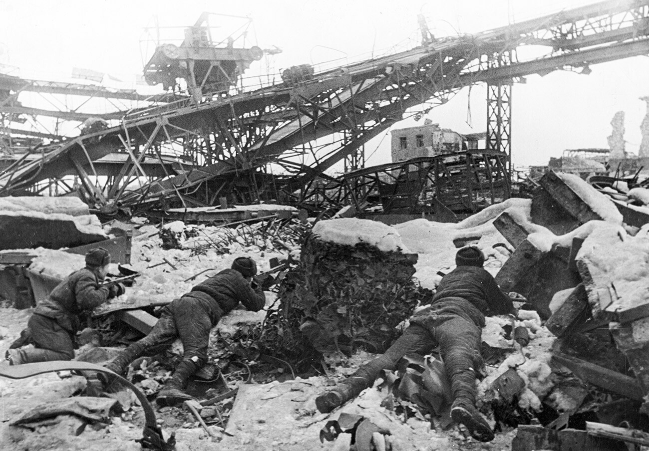 Pertempuran infanteri Soviet di reruntuhan pabrik di Stalingrad.