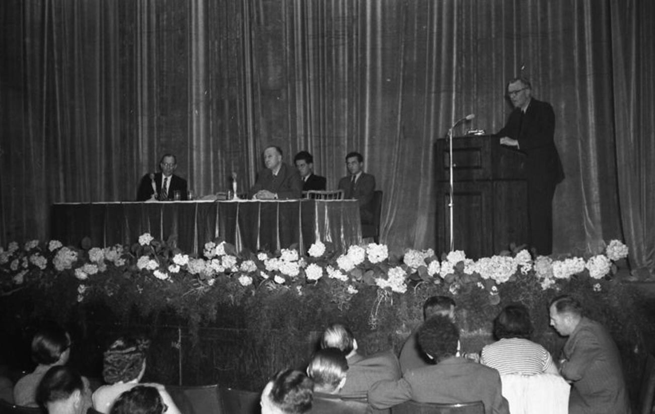 Paulus at a press conference in Berlin 